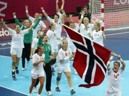 Las jugadoras noruegas festejan dentro del parque olímpico en Londres. AP  /