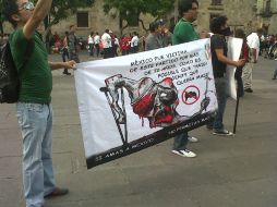 Integrantes de # YoSoy132 y el Frente Amplio de Jalisco pretenden clausurar simbólica en las instalaciones de la CFE.  /