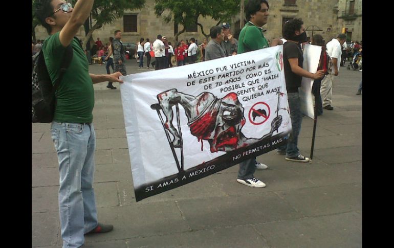 Integrantes de # YoSoy132 y el Frente Amplio de Jalisco pretenden clausurar simbólica en las instalaciones de la CFE.  /