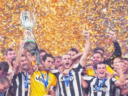 Jugadores de la Juventus festejan el quinto título de la Supercopa; ese partido da  el banderazo oficial a la temporada italiana. AFP  /