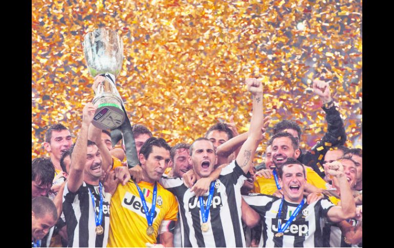 Jugadores de la Juventus festejan el quinto título de la Supercopa; ese partido da  el banderazo oficial a la temporada italiana. AFP  /