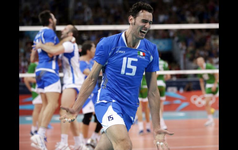 Emanuele Birarelli, jugador de Italia, celebra el tercer lugar obtenido. AP  /