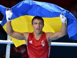 Lomachenko con la bandera de Ucrania. XINHUA  /