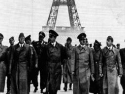 Hitler paseando en París durante la ocupación nazi en Francia. ESPECIAL  /