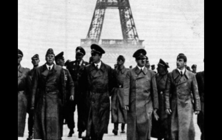 Hitler paseando en París durante la ocupación nazi en Francia. ESPECIAL  /