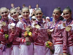 Las gimnastas rusas presentan sus medallas doradas. AP  /