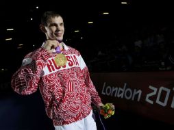 Egor Mekhontcev presenta su oro a los fotógrafos. REUTERS  /