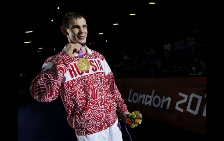 Egor Mekhontcev presenta su oro a los fotógrafos. REUTERS  /