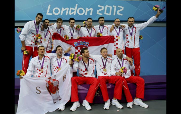 La selección masculina de Croacia posa para la foto con su medalla áurea. REUTERS  /