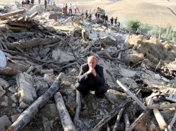 Un hombre se lamenta al observar el desatre que han dejado los terremotos en Irán. AFP  /