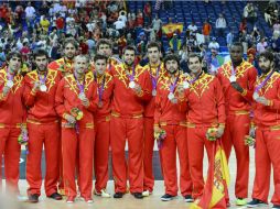 La selección española posa con sus medallas de plata. EFE  /