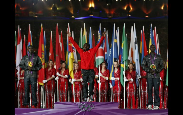 Stephen Kiprotich (c) celebra tras haber sido premiado en el Estadio de Stratford. AP  /