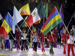 La abanderada de la delegación mexicana, la taekwondoín María del Rosario Espinoza, desfila en la Clausura. REUTERS  /