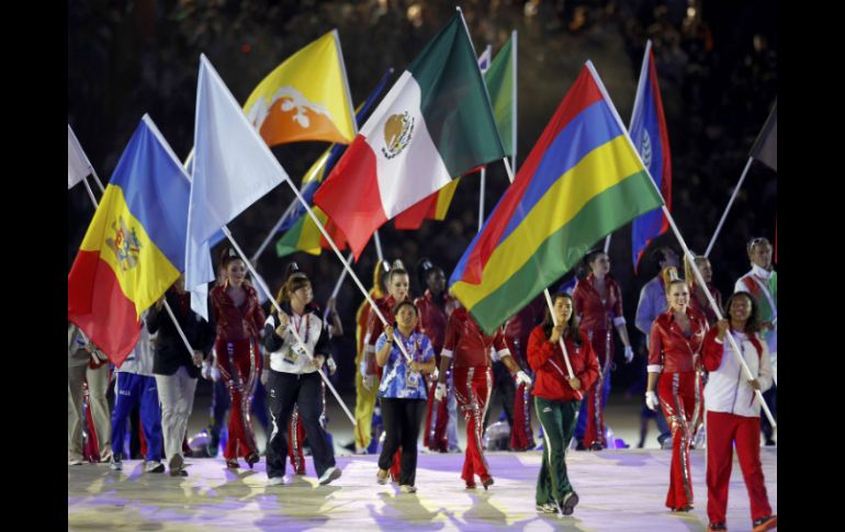 La abanderada de la delegación mexicana, la taekwondoín María del Rosario Espinoza, desfila en la Clausura. REUTERS  /