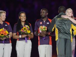 Voluntarios reciben galardones de parte de un atleta sudafricano. XINHUA  /