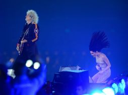 Brian May (i), interpreta a dueto con Jessie J (d) el tema ''We will rock you''. AFP  /