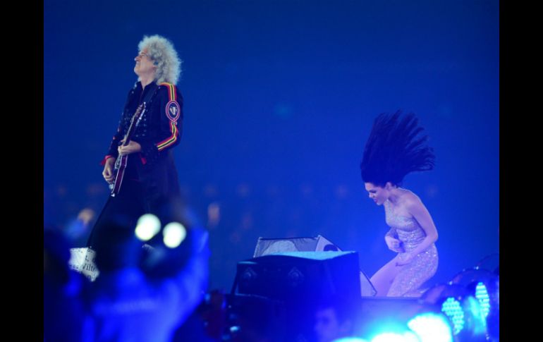 Brian May (i), interpreta a dueto con Jessie J (d) el tema ''We will rock you''. AFP  /