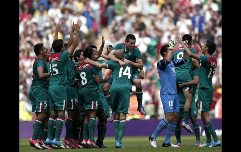 La Selección mexicana, festeja tras el silbatazo final la victoria sobre Brasil. ARCHIVO  /