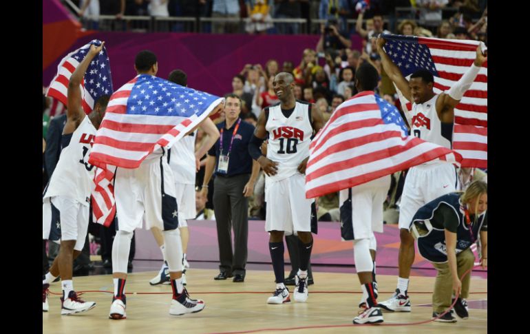 El estadounidense Kobe Bryant (C) celebra con sus compañeros tras conseguir el oro en la final de baloncesto. EFE  /