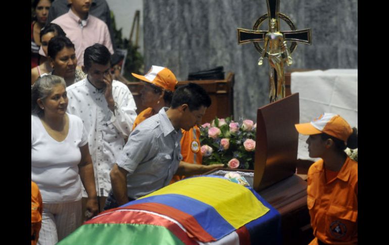 Un seguidor del compositor y músico colombiano Jairo Varela observa su féretro. EFE  /