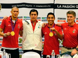 Luis Fernando Tena, Jorge Enriquez y Marco Fabian después de la rueda de prensa. AFP  /