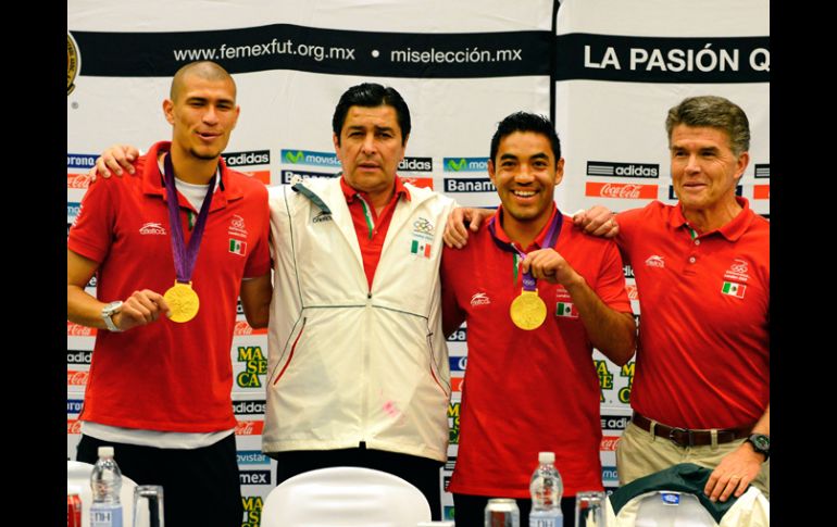 Luis Fernando Tena, Jorge Enriquez y Marco Fabian después de la rueda de prensa. AFP  /