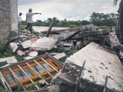 Daños notables. Habitantes de La Antigua, Veracruz, señalan los daños que dejó ''Ernesto'' en la población. AP  /