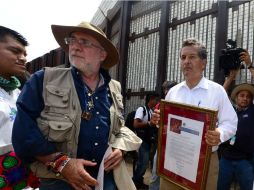 El poeta Javier Sicilia y el senador de California Juan Vargas. AFP  /