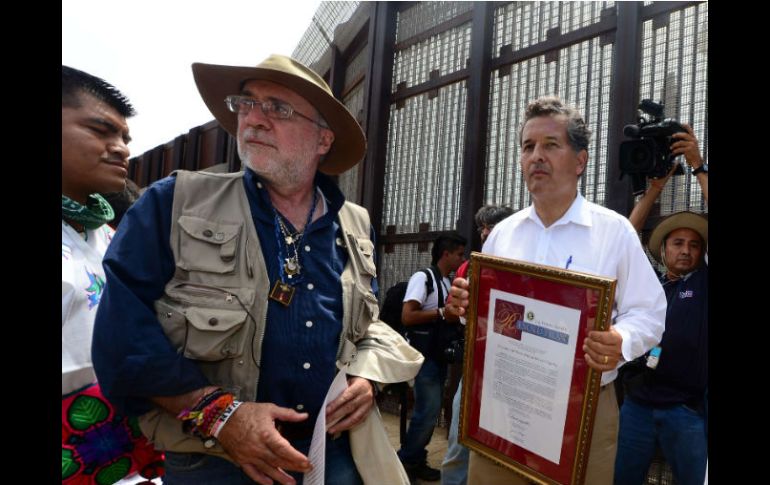 El poeta Javier Sicilia y el senador de California Juan Vargas. AFP  /