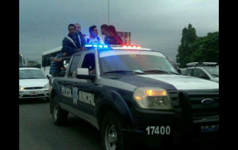 Unidades de la Policía de Tlaquepaque también se unen al plan de emergencia de Vialidad y trasladan a usuarios de la ruta 380.  /