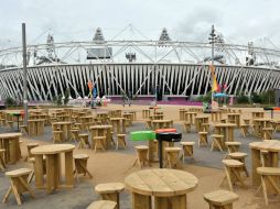 Mesas y sillas están vacías en el Parque Olímpico en Londres tras el final de los Juegos Olímpicos. AP  /