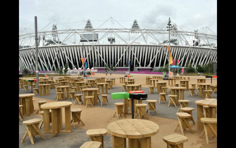 Mesas y sillas están vacías en el Parque Olímpico en Londres tras el final de los Juegos Olímpicos. AP  /