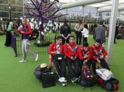 Los miembros del equipo olímpico mexicano esperan para tomar su vuelo en el aeropuerto de Heathrow. AP  /