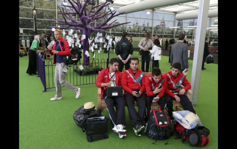 Los miembros del equipo olímpico mexicano esperan para tomar su vuelo en el aeropuerto de Heathrow. AP  /