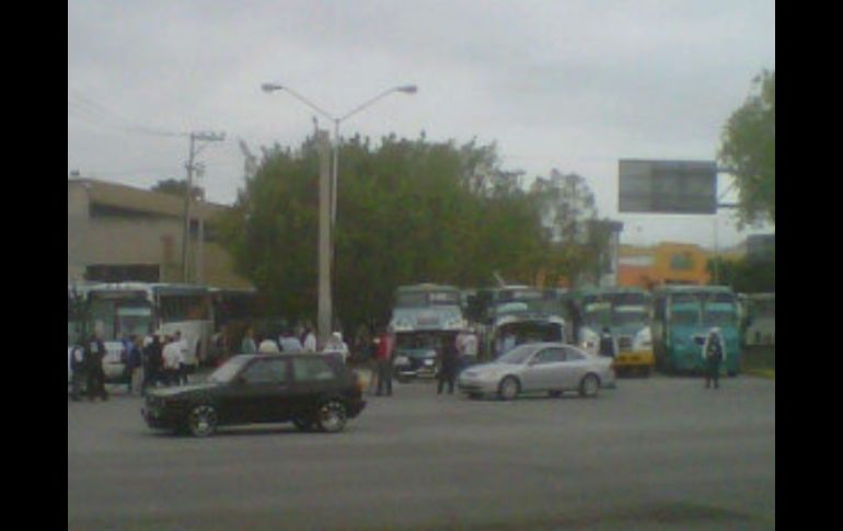 Agentes viales impiden que las unidades lleguen a colapsar el primer cuadro de Guadalajara.  /