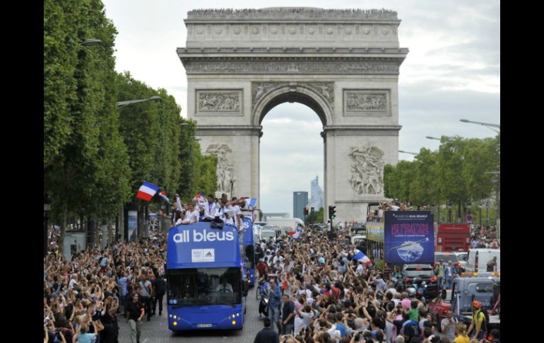 Los miembros del equipo olímpico francés pasean por los Campos Elíseos en París. EFE  /