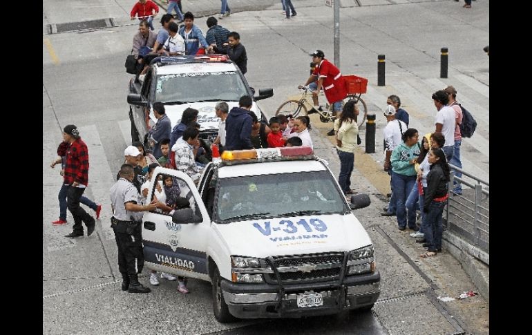 Estampas de vehículos oficiales brindando 'raites' a los ciudadanos, han sido la consante durante el día.  /