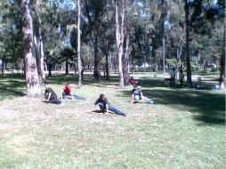 un grupo de personas ejercitándose en el Parque González Gallo, que se mantiene verde. ESPECIAL  /