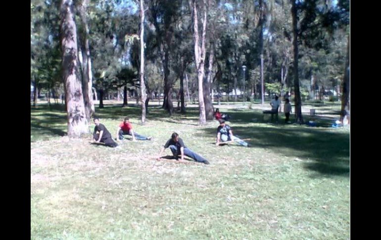 un grupo de personas ejercitándose en el Parque González Gallo, que se mantiene verde. ESPECIAL  /