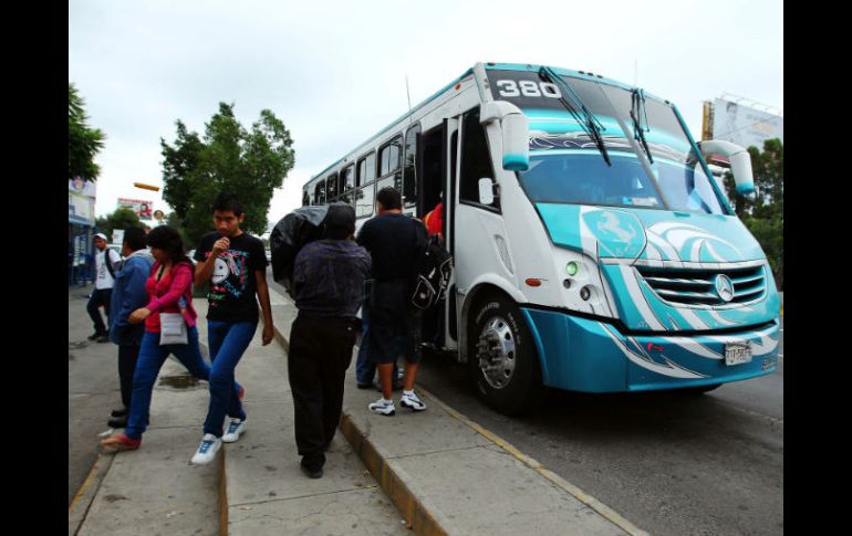 Las primeras unidades del transporte público volvieron a circular desde las 14:00 horas.  /