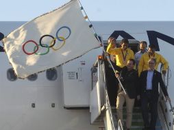 El alcalde de Rio, Eduardo Paes, descendió de un avión de Air France cargando la bandera olímpica. EFE  /