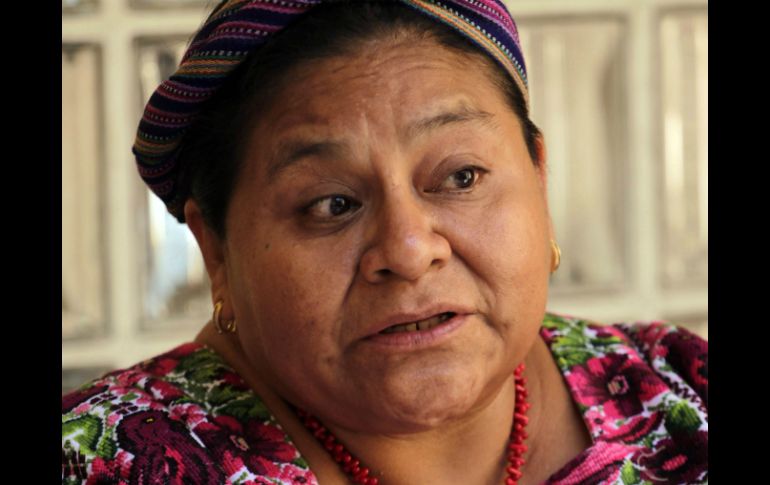 Rigoberta Menchú y otros ocho colegas hacen la petición. ARCHIVO  /