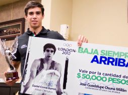 El atleta de 22 años recibió un cheque de 50 mil pesos por parte del Jefe del Ejecutivo estatal. NTX  /