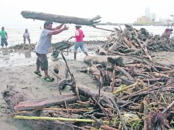 La limpieza. Personal de Boca del Río retira el material que arrastró la tormenta tropical hacia la playa. EL UNIVERSAL  /