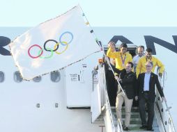 Eduardo Paes, alcalde de Río de Janeiro, desciende con la bandera del COI, acompañado por medallistas brasileños. EFE  /