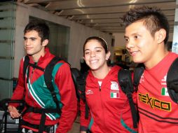 En la imagen, (de izq a der) Iván Garcia, Alejandra Orozco y Germán Sánchez a su llegada al aeropuerto capitalino. ARCHIVO  /