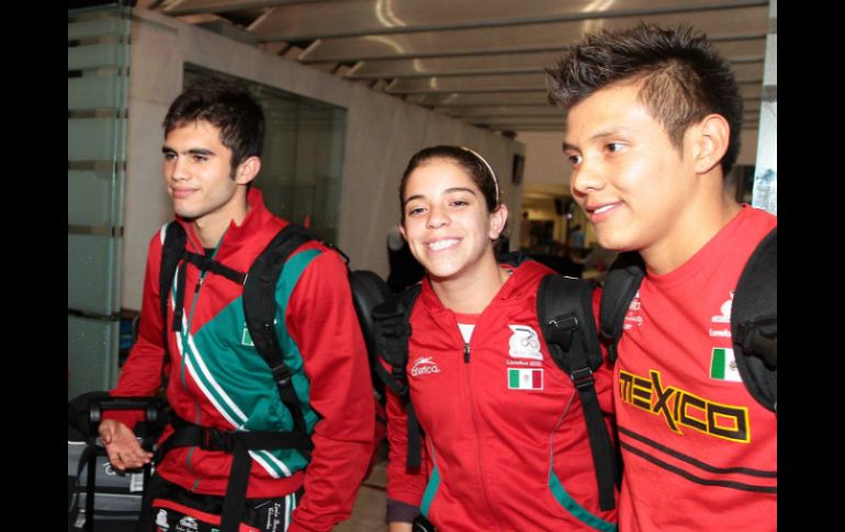 En la imagen, (de izq a der) Iván Garcia, Alejandra Orozco y Germán Sánchez a su llegada al aeropuerto capitalino. ARCHIVO  /