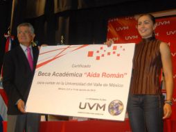 El rector de la UVM, Dieter Holtz, entrega la beca educativa a la medallista mexicana Aída Román. NOTIMEX  /