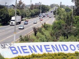 Sobre la carretera a Chapala, también se realizó una poda clandestina, para montar espectaculares. ARCHIVO  /