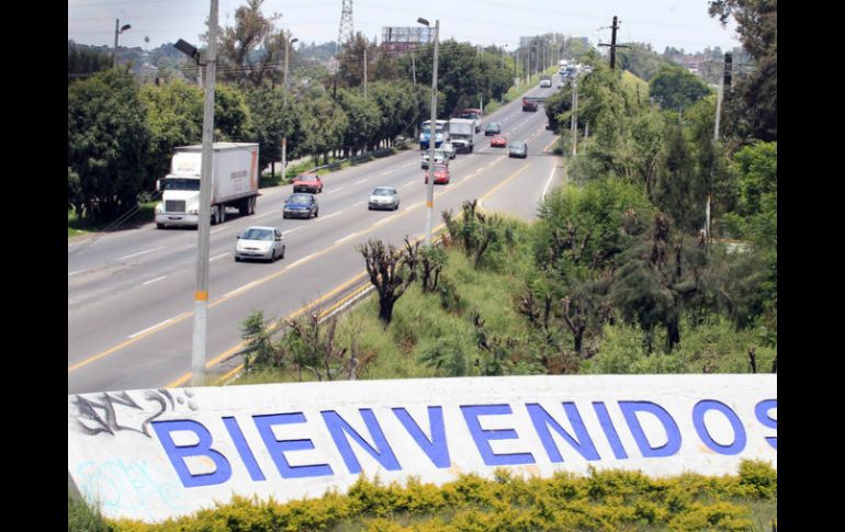 Sobre la carretera a Chapala, también se realizó una poda clandestina, para montar espectaculares. ARCHIVO  /